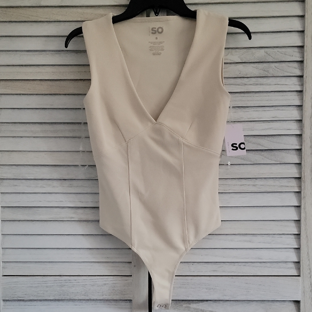 Women's SO Out Of Office Creamy Beige V-Neck Contour Bodysuit Size Small